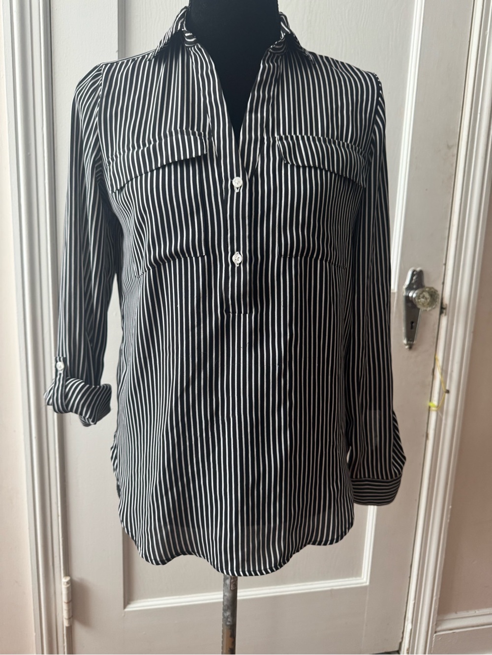 Ann Taylor Black & White Striped Long Sleeve Top – Size XS – Great Condition